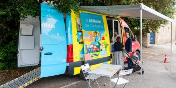 El bibliobús de Cantabria se suma al día de las bibliotecas móviles con diversas actividades