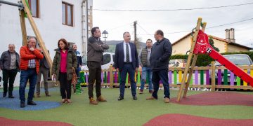 Fomento mejora el parque infantil de San Martín de Villafufre y un vial en Vega