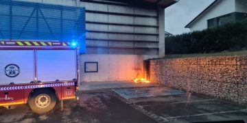 Los Bomberos apagan contenedores en Laredo y Bárcena de Cicero