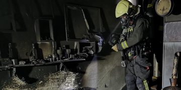 Los bomberos evacuan a un hombre en Mataporquera por el incendio de su casa