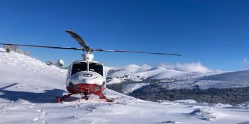 El equipo del helicóptero del Gobierno rescata a un montañero desvanecido en el puerto de Palombera