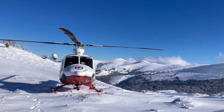 El equipo del helicóptero del Gobierno rescata a un montañero desvanecido en el puerto de Palombera