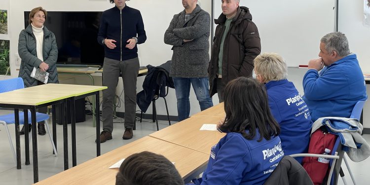 Soberón visita a los participantes en la escuela de talento joven de El Astillero
