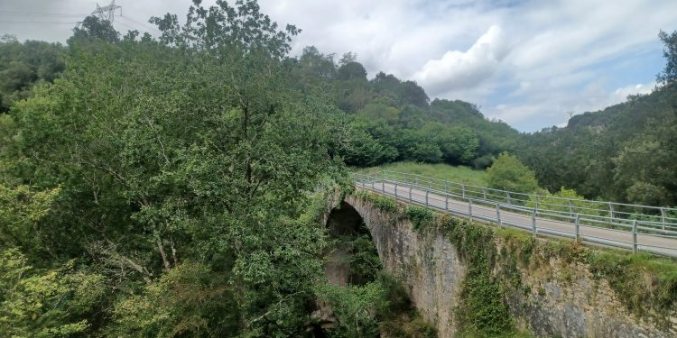 Cultura valorará la propuesta de restauración del puente del Tortorio, entre Cabanzón y Camijanes