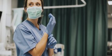 Faltan enfermeras para hacer frente al colapso asistencial provocado por el triple virus respiratorio