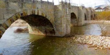 Fomento acometerá la ampliación de la plataforma del puente que une Matamorosa y Reinosa