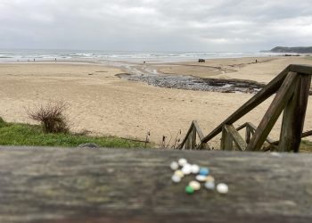Los operarios de Tragsa ya limpian las playas de Cantabria