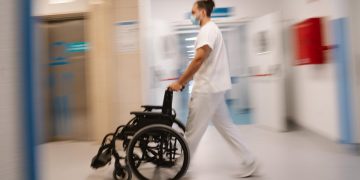 CCOO reclama que el colectivo celador sea personal sanitario y la profesión tenga estudios reglados de Formación Profesional