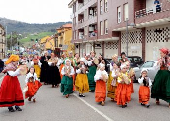 Economía contempla la captación de fondos europeos para nuevas iniciativas culturales en beneficio de los coros y el folclore cántabro