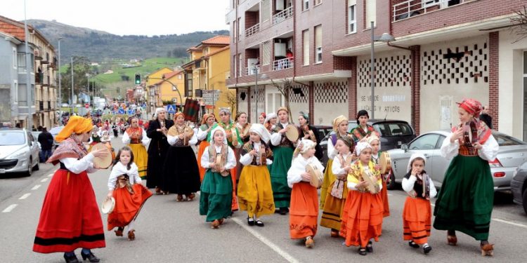 Economía contempla la captación de fondos europeos para nuevas iniciativas culturales en beneficio de los coros y el folclore cántabro