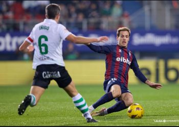 La Sociedad Deportiva Eibar trunca la positiva racha del Racing, que llevaba cinco jornadas sin perder (2-0)