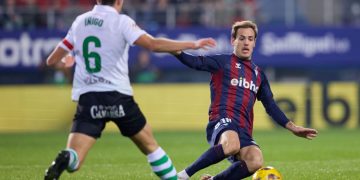 La Sociedad Deportiva Eibar trunca la positiva racha del Racing, que llevaba cinco jornadas sin perder (2-0)