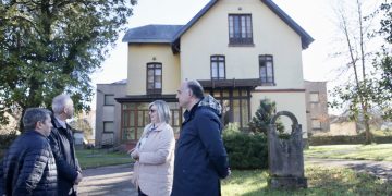 Silva anuncia la entrada en funcionamiento en el curso 25-26 del nuevo CEPA Margarita Salas de Cabezón de la Sal, cuyas obras de reforma estarán adjudicadas en verano