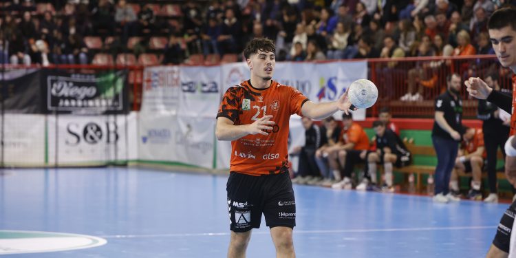 Isidoro Martínez rugirá dos años más en Torrelavega