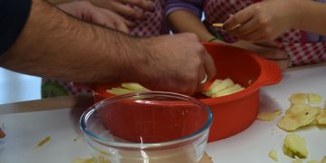 Padres e hijos comparten fogones en Piélagos y aprenden a comer bien, de forma sana y en familia