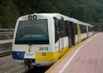 Casi una hora de retraso y suspensiones en FEVE por una avería de mercancías