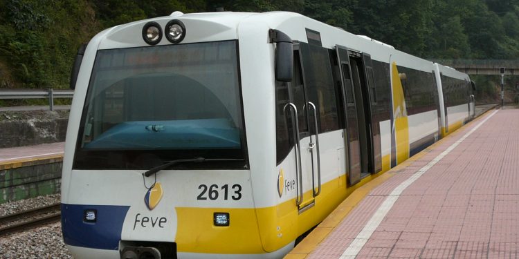 Casi una hora de retraso y suspensiones en FEVE por una avería de mercancías