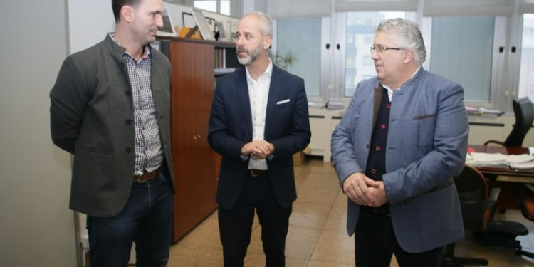 Educación estudiará la incorporación a su estructura de convivencia y prevención del acoso escolar del ‘Programa Tutoría entre Iguales’