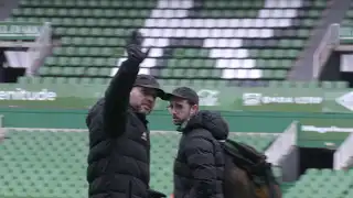 Cerca de un millar de aficionados desafían a la lluvia para ver el entrenamiento abierto del Racing