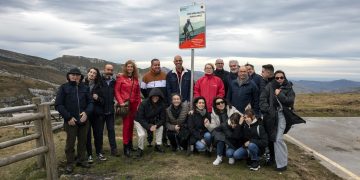 Cantabria reconoce la gesta de Borja Ortiz en el descubrimiento de una placa conmemorativa al deportista en el alto de Los Machucos