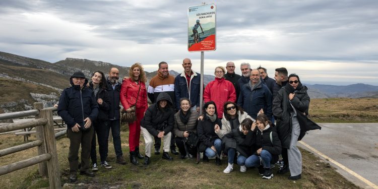 Cantabria reconoce la gesta de Borja Ortiz en el descubrimiento de una placa conmemorativa al deportista en el alto de Los Machucos