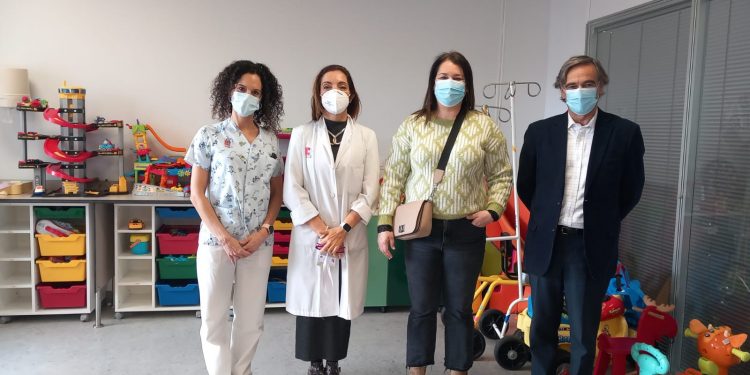 La ganadora del certamen de decoración navideña de Cabezón de la Sal dona el premio a la Fundación Marqués de Valdecilla para ‘humanizar’ espacios de Pediatría de Valdecilla