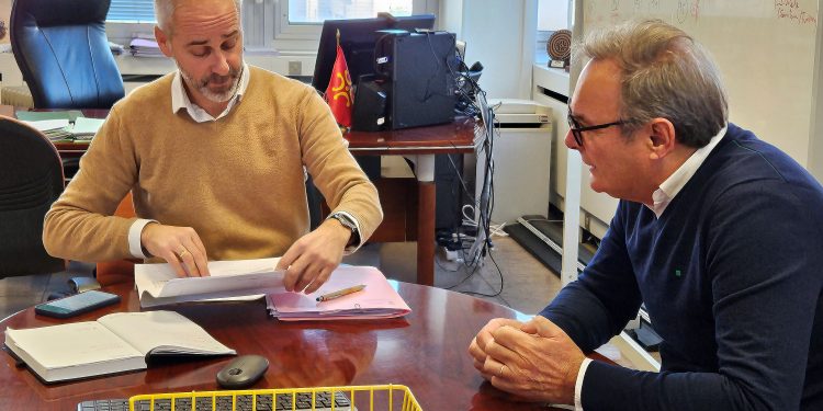 Educación estudiará la colaboración con el Ayuntamiento de Vega de Pas para cubrir la pista deportiva del CEIP Doctor Madrazo
