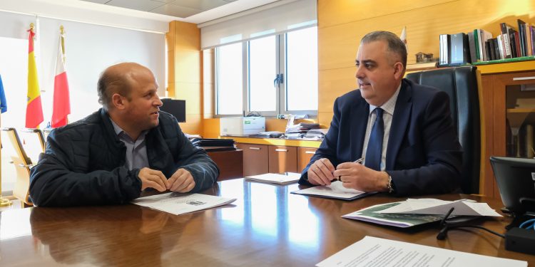 Fomento ejecutará la II fase del saneamiento del barrio La Collada y cubrirá un parque infantil en Bárcena de Pie de Concha