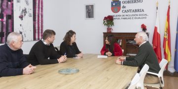 Gómez del Río estudiará las propuestas del Valle de Villaverde para combatir la soledad de las personas mayores