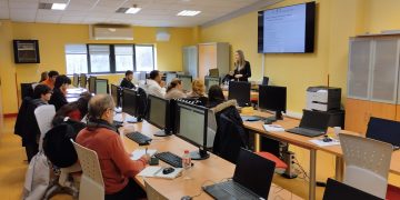 Los alumnos de las Lanzaderas de Empleo de Torrelavega asisten a un curso de Inteligencia Artificial