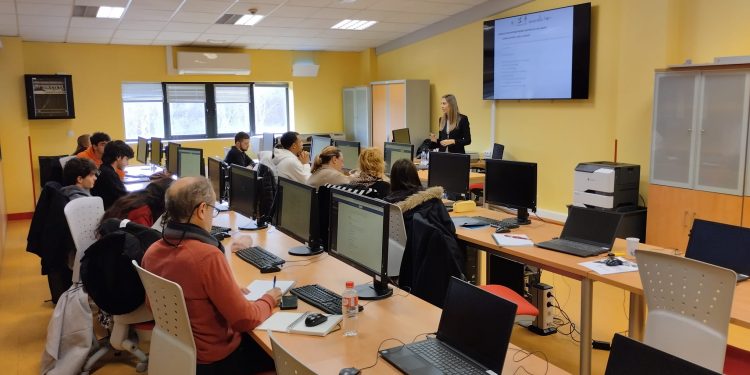 Los alumnos de las Lanzaderas de Empleo de Torrelavega asisten a un curso de Inteligencia Artificial