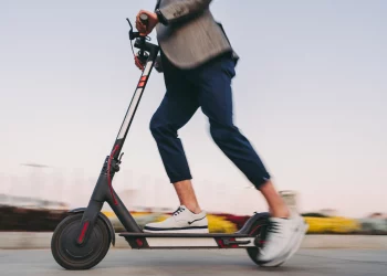Tres personas resultan heridas en dos colisiones en Santander, y se denuncia al conductor de un patinete eléctrico por conducir bajo los efectos del alcohol