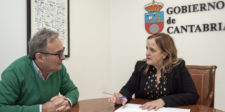La consejera Isabel Urrutia comparte con el alcalde de Vega de Pas las nuevas medidas de inversión para los municipios en riesgo de despoblamiento