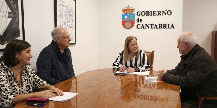 El Gobierno impulsará por primera vez la actividad cultural y social de las Casas de Cantabria a través de la Federación de Coros