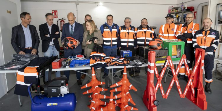 El Gobierno de Cantabria entrega nuevo material y equipamiento a la agrupación de Protección Civil de Los Corrales de Buelna