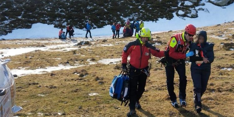 El helicóptero rescata a una burgalesa en  Campoo de Suso