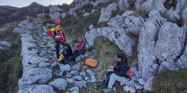 Operativo de Rescate en Ruesga: Senderista rescatada por el helicóptero medicalizado del Gobierno de Cantabria