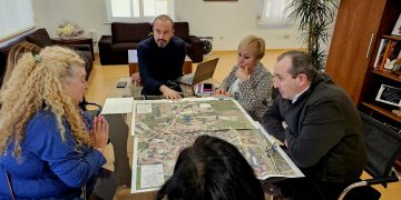 López Estrada informa a los vecinos de Sierra de las medidas previstas a corto, medio y largo plazo para mejorar la movilidad