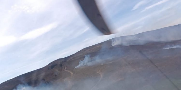 El Gobierno moviliza el helicóptero Maya Dama para ayudar a extinguir un incendio forestal en Villafufre