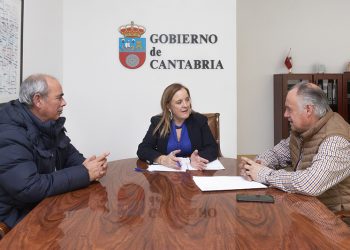 La Consejería de Presidencia acometerá la reparación de la cubierta de las escuelas públicas de Coterillo, en Saro