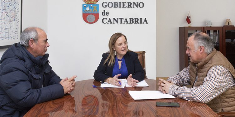 La Consejería de Presidencia acometerá la reparación de la cubierta de las escuelas públicas de Coterillo, en Saro