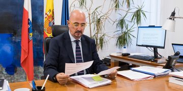 El consejero de Salud  critica a la ministra por la convocatoria tardía CISNS