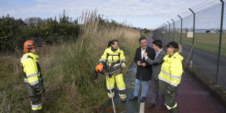 Movellán valora el entorno de Punta Parayas como “esencial” dentro de la estrategia turística de Camargo