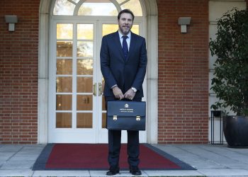 Óscar Puente da plantón a Cantabria y Asturias en el acto de fabricación de los trenes