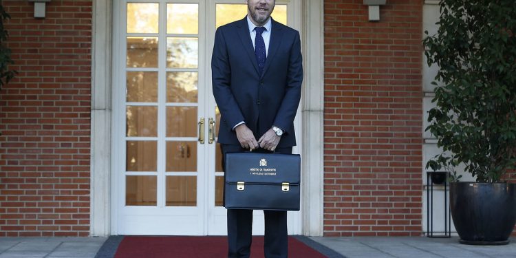 Óscar Puente da plantón a Cantabria y Asturias en el acto de fabricación de los trenes