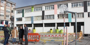 Comienza la instalación de la cubierta del parque infantil que se ubicará en los exteriores del antiguo Colegio Casimiro Sainz de Reinosa