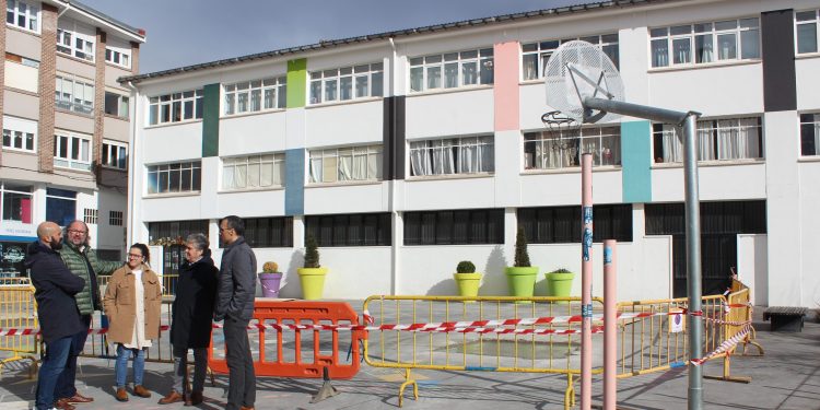 Comienza la instalación de la cubierta del parque infantil que se ubicará en los exteriores del antiguo Colegio Casimiro Sainz de Reinosa