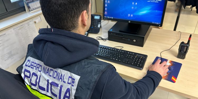 La Policía Nacional detiene a un varón por ocho delitos de robos con fuerza, cometidos en diversos establecimientos de Santander