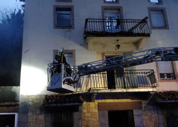 Un incendio calcina un local hostelero sin actividad en Colindres