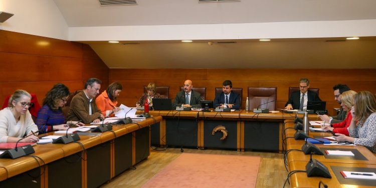 Cantabria pretende que las listas de espera sean de 135 días de demora quirúrgica, 70 para consultas y 45 para técnicas o pruebas